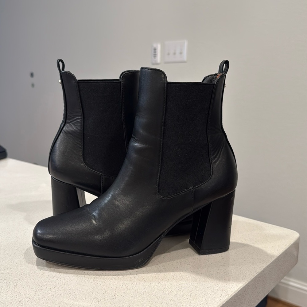 FRENCH CONNECTION FAUX LEATHER BOOTIES SIZE 7.5